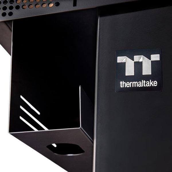 Компьютерный стол с подсветкой от Thermaltake