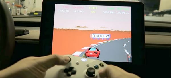 <br />
Аарон Гринберг играет на геймпаде Xbox One в Tesla<br />

